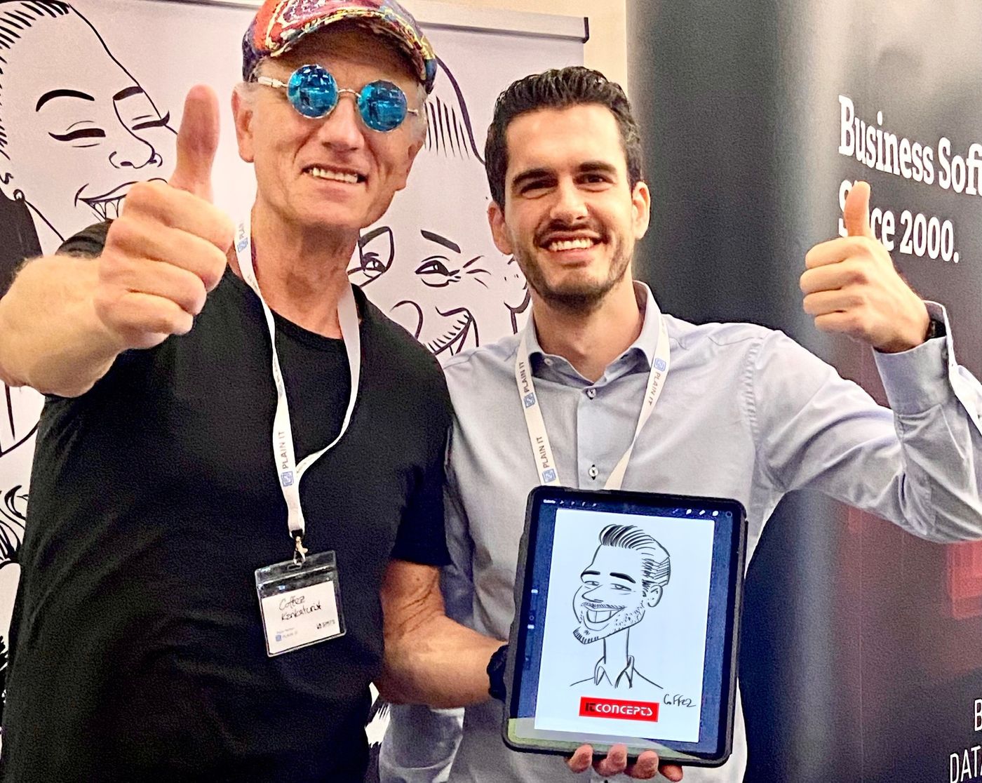 Deux invités souriants, pouces levés, portrait dessiné en direct sur iPad, enseigne « Business Software » en arrière-plan