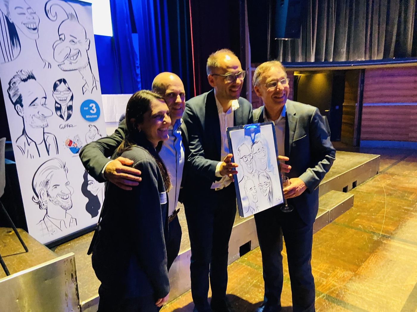 Groupe de dirigeants avec leur portrait, planche de caricatures en arrière-plan, Theater Kaufleuten