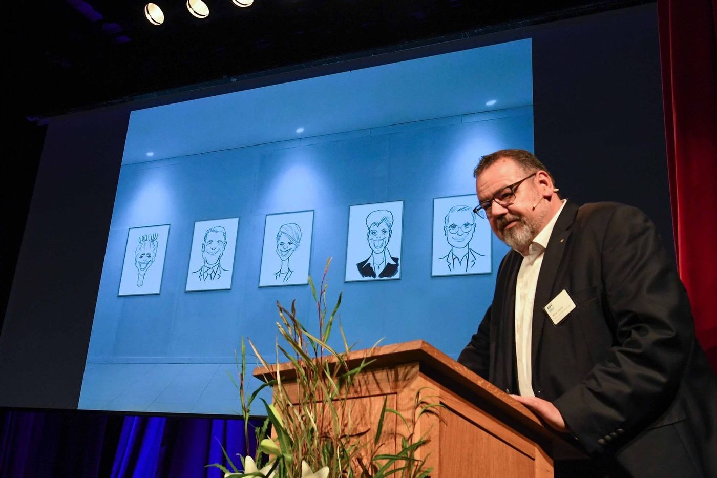 Les cinq portraits projetés sur l'écran de scène pendant l'allocution, Herbstkongress KGV, Theater Kaufleuten