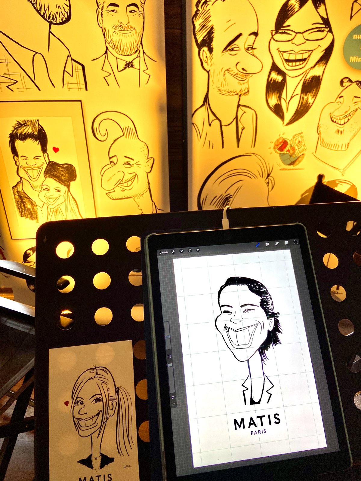 Portrait dessiné en direct avec le logo Matis Paris intégré à l'illustration